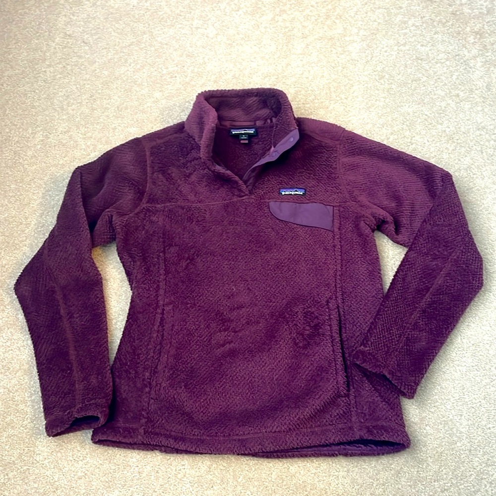 Women’s Patagonia pullover. Great condition. Size S. Color: berry